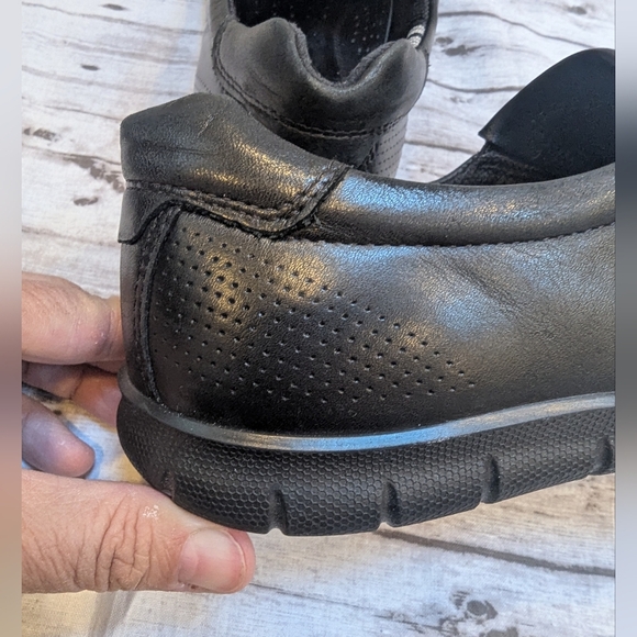 Ecco Size 39 Slip On Black Leather 8.5 US Size Excellent Condition - Picture 6 of 14